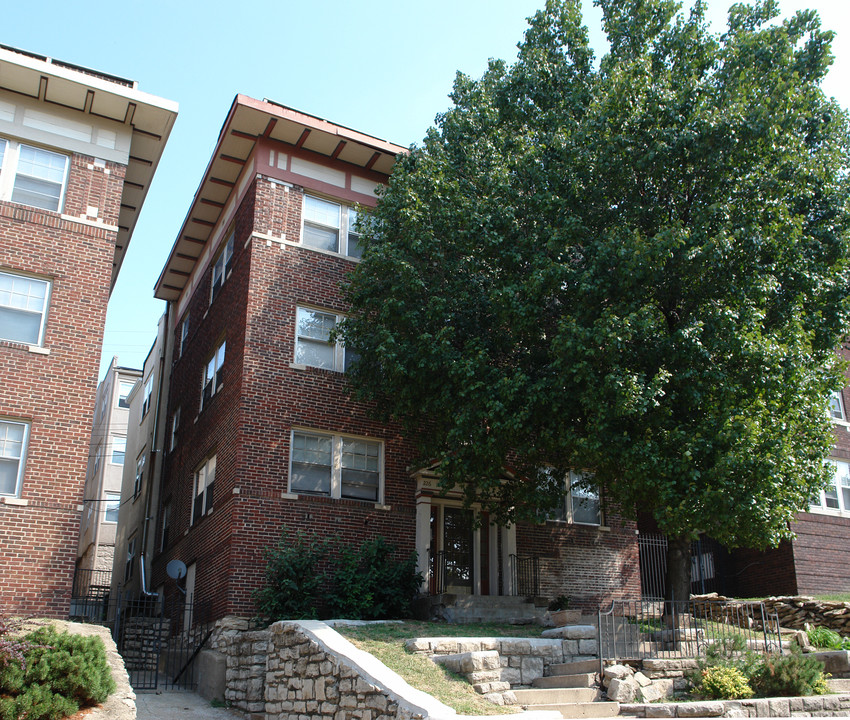 226-228 Brush Creek Blvd in Kansas City, MO - Building Photo