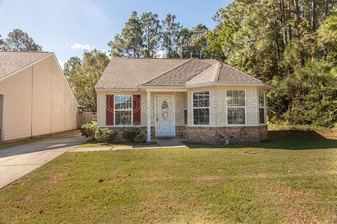 10545 Bay Tree Dr in Gulfport, MS - Building Photo