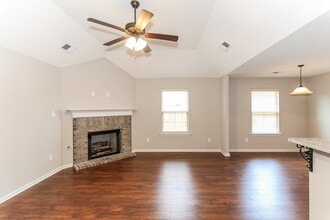 1087 Darren Cir E in Cordova, TN - Foto de edificio - Building Photo