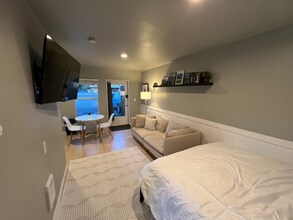 2504 Bridgeport Way W in University Place, WA - Building Photo - Building Photo