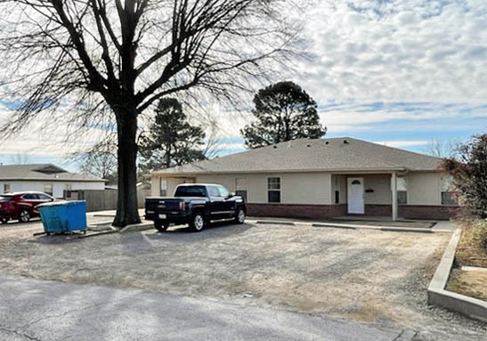 610-616 W Jefferson Ave in Checotah, OK - Building Photo