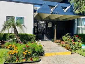 325 S. Almansor in Alhambra, CA - Foto de edificio - Building Photo