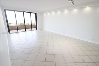 151 Crandon Blvd in Key Biscayne, FL - Foto de edificio - Building Photo