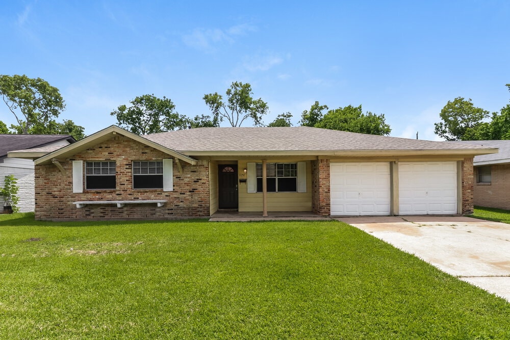 5751 Oakham St in Houston, TX - Building Photo