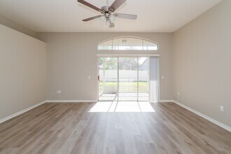 3720 Hollow Wood Dr in Valrico, FL - Building Photo - Building Photo