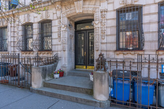 207 Saint James Pl in Brooklyn, NY - Foto de edificio - Building Photo