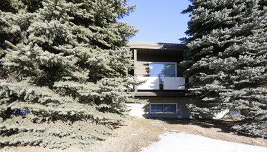 4240 40th Ave NW in Calgary, AB - Building Photo - Building Photo