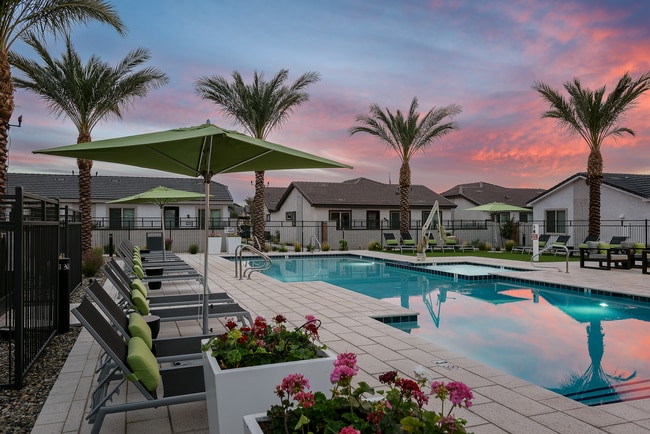 Village at Camelback Park in Phoenix, AZ - Foto de edificio - Building Photo