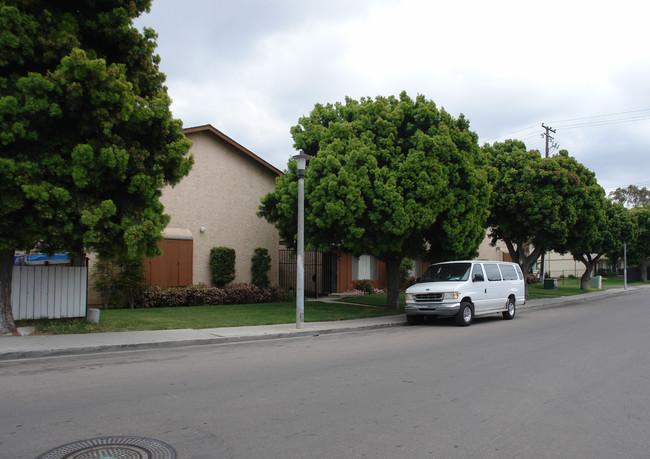 1051-1081 S 41st St in San Diego, CA - Foto de edificio - Building Photo