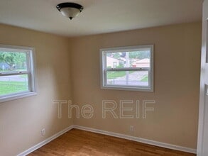 1346 Flamingo Dr in Mount Morris, MI - Building Photo - Building Photo