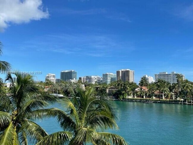 9721 E Bay Harbor Dr in Bay Harbor Islands, FL - Foto de edificio - Building Photo