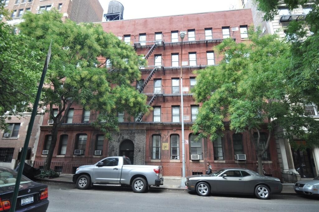 165 E 83rd St, Unit #4D in New York, NY - Building Photo