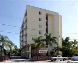 Cedars Pointe in Miami, FL - Building Photo - Building Photo