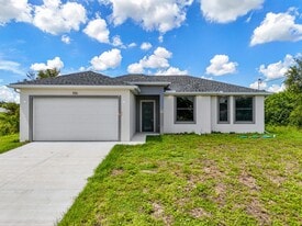 556 Sherwood Ave S in Lehigh Acres, FL - Building Photo