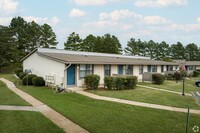 Lakeshore Apartments in Fort Oglethorpe, GA - Building Photo - Building Photo