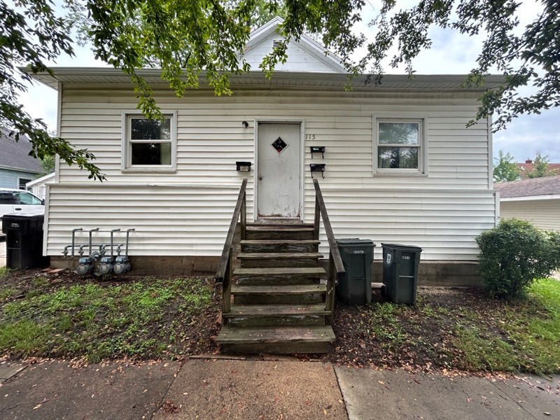 115 W 15th St in Cedar Falls, IA - Building Photo