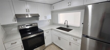 11800 SW 18th St in Miami, FL - Building Photo - Building Photo