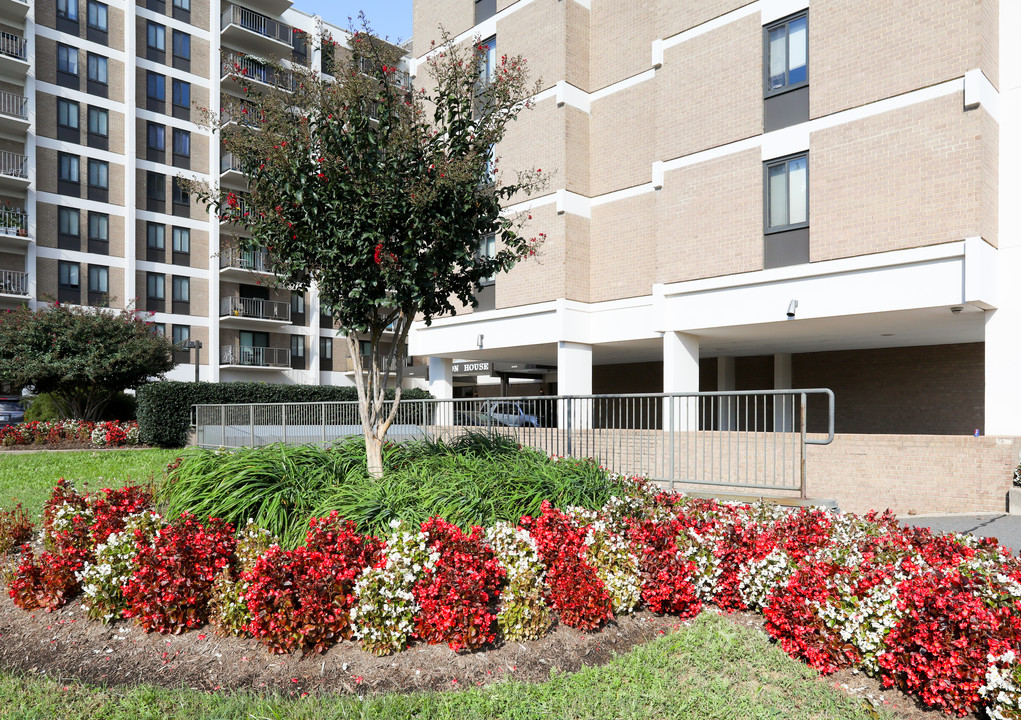 Barton House in Arlington, VA - Building Photo