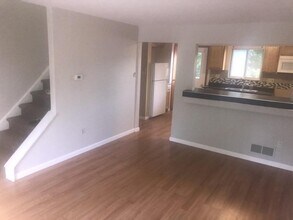 738 Washington Ave, Unit 845 Capitol Dr in Carnegie, PA - Foto de edificio - Building Photo