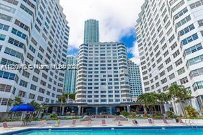 905 Brickell Bay Dr in Miami, FL - Building Photo