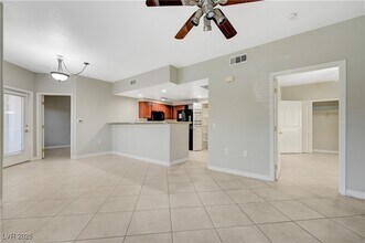 10245 S Maryland Pkwy in Las Vegas, NV - Building Photo - Building Photo