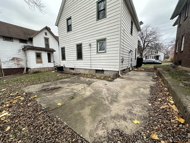 1233 Crosby St in Rockford, IL - Foto de edificio - Building Photo