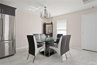 818 S Missouri St, Unit 2 in Alton, TX - Foto de edificio - Building Photo