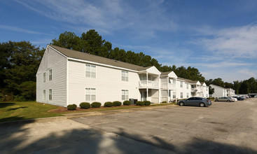 Four Oaks Apartments in Florence, SC - Building Photo - Building Photo