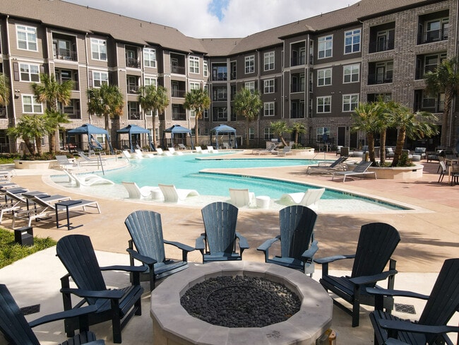 Orleans at Fannin Station in Houston, TX - Building Photo - Building Photo