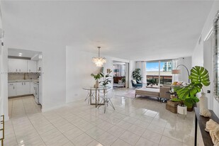 6039 Collins Ave, Unit 934 in Miami Beach, FL - Building Photo - Building Photo