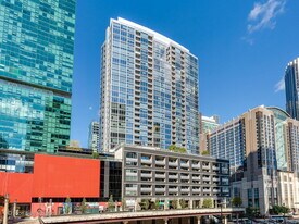 240 E Illinois St in Chicago, IL - Building Photo