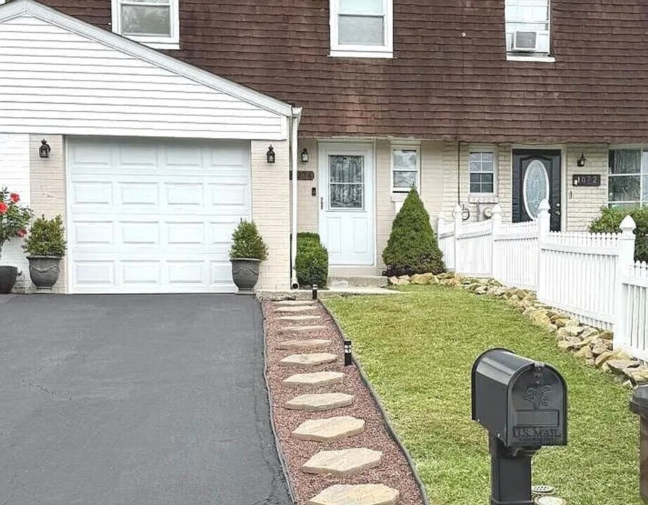 1074 Fox Run in Reading, PA - Building Photo