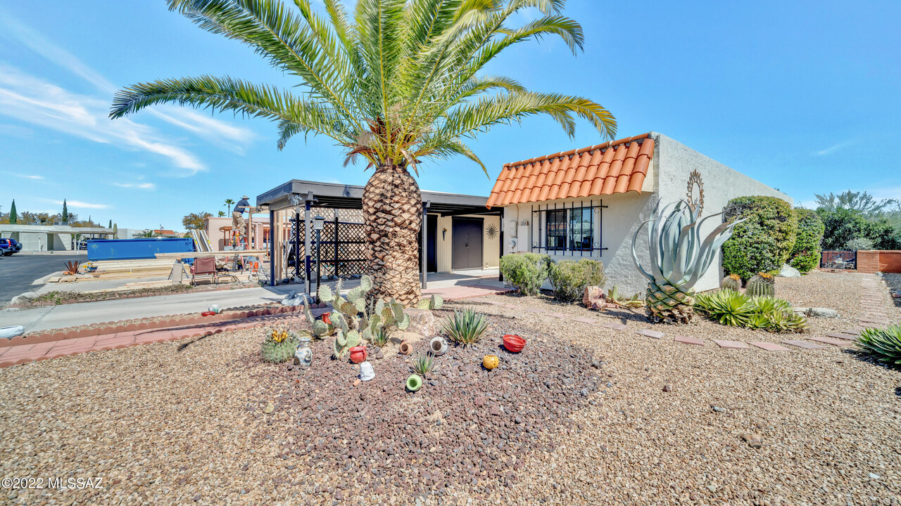 394 N Calle del Chancero in Green Valley, AZ - Building Photo