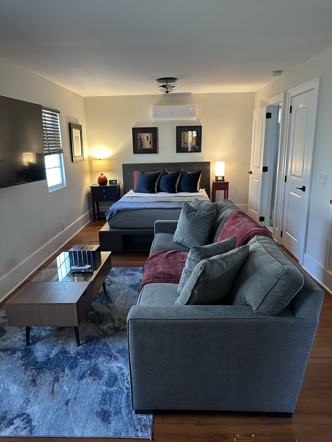 2000 Rugby Ave, Unit Cottage in College Park, GA - Foto de edificio - Building Photo