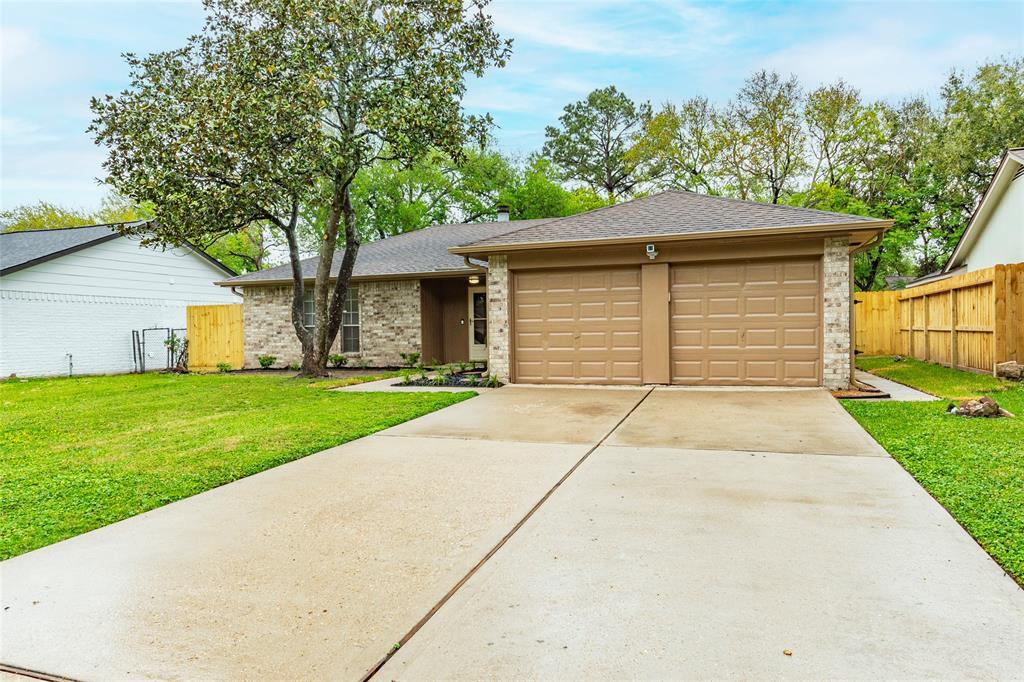 16123 Tibet Rd in Friendswood, TX - Building Photo