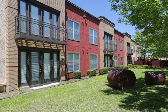 Block 24 in Richardson, TX - Foto de edificio - Building Photo