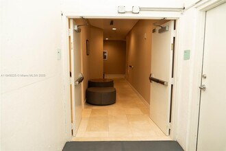 150 Sunny Isles Blvd in Sunny Isles Beach, FL - Foto de edificio - Building Photo