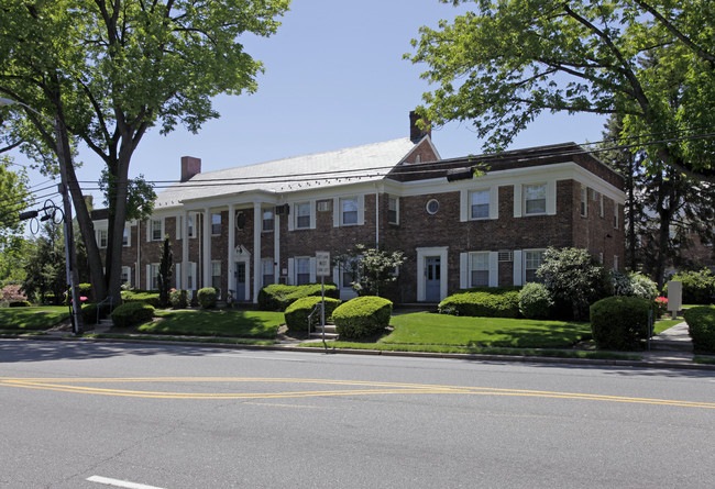 Wyoming Villas Apartments in Millburn, NJ - Building Photo - Building Photo