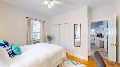 24 Hews St, Unit 1 in Cambridge, MA - Foto de edificio - Building Photo
