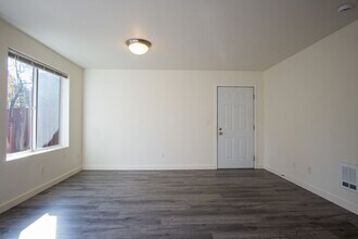 130 SE 105th Ave in Portland, OR - Building Photo - Building Photo