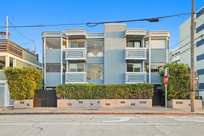 18 N Venice Blvd, Unit D in Venice, CA - Foto de edificio - Building Photo