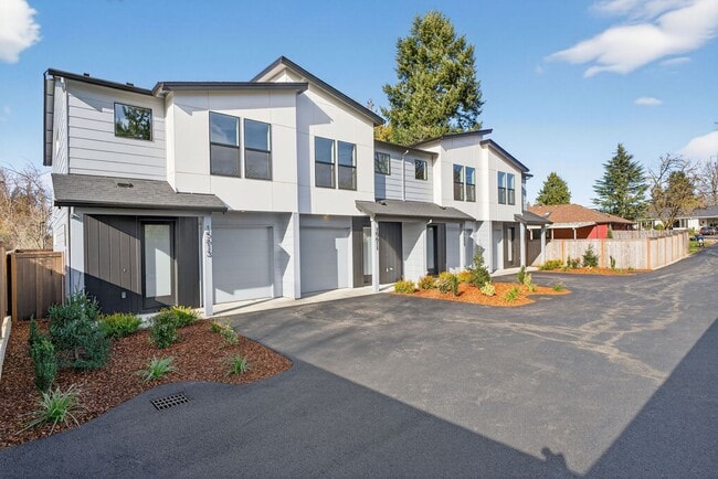 15609 SE Meadowlark Ln in Milwaukie, OR - Building Photo - Building Photo