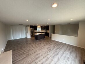 14454 129th Ave NE in Kirkland, WA - Foto de edificio - Building Photo
