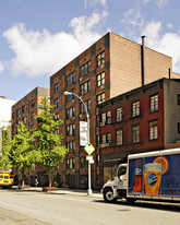 305 W 13th St in New York, NY - Building Photo