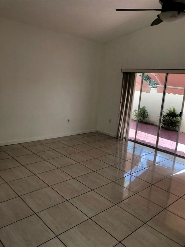 6132 NW 181st Terrace Cir W in Hialeah, FL - Building Photo - Building Photo