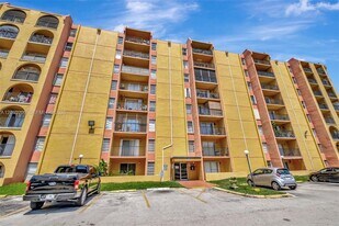 4717 NW 7th St in Miami, FL - Building Photo