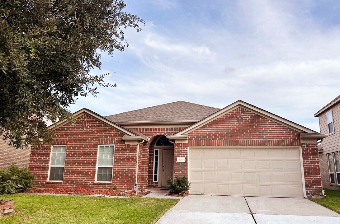 4202 Wells Mark Dr in Humble, TX - Building Photo