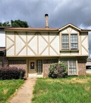 2228 Madrid Ct in Arlington, TX - Building Photo