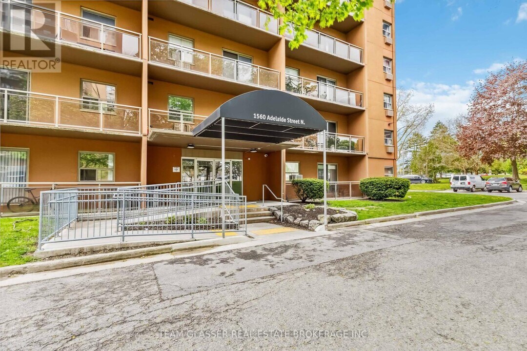 1560 Adelaide St in London, ON - Building Photo