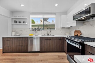 301 Rexford Dr in Beverly Hills, CA - Foto de edificio - Building Photo